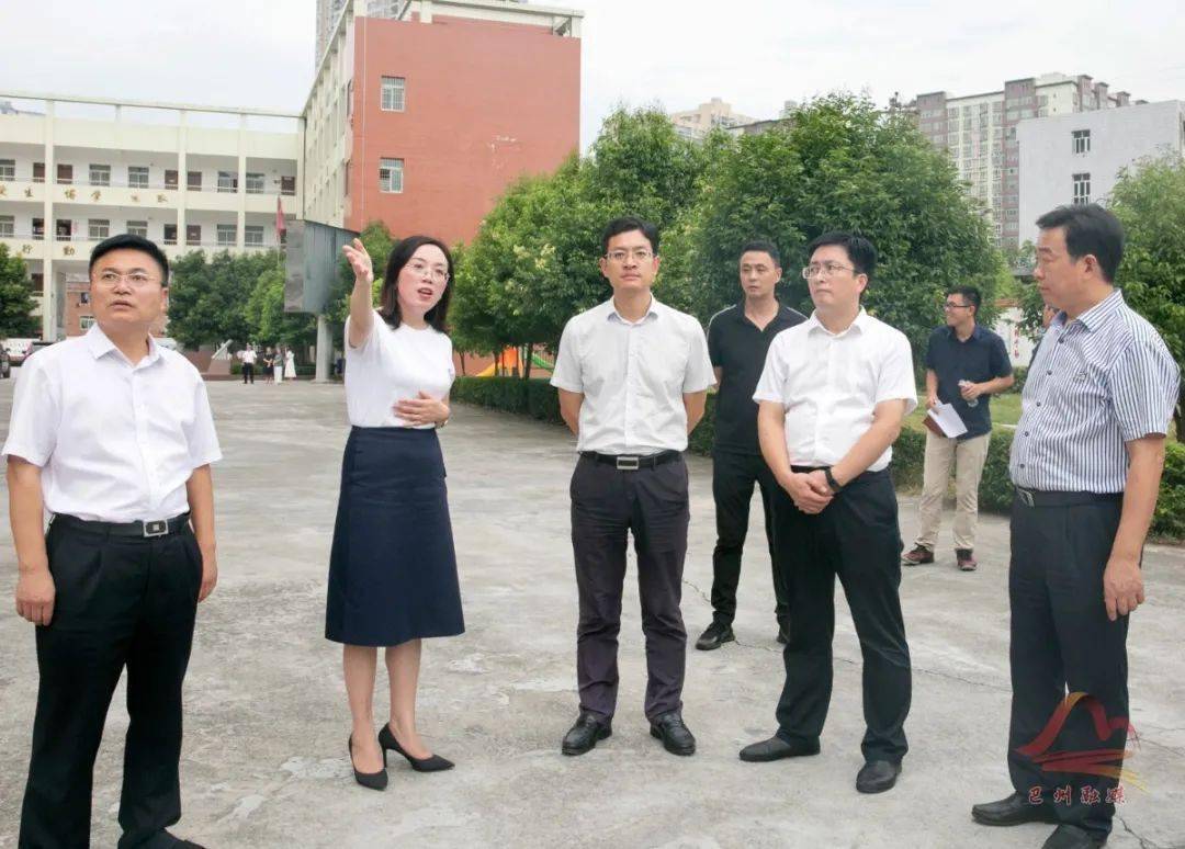 
何光平开展教师节走访慰问运动-Bsports必一体育(图2)