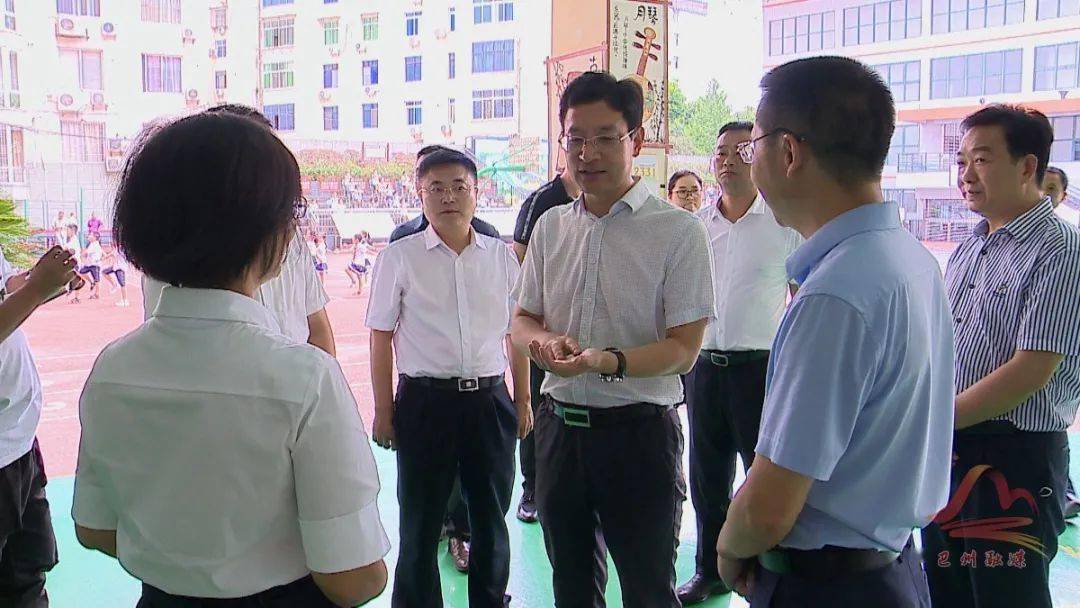 
何光平开展教师节走访慰问运动-Bsports必一体育(图5)