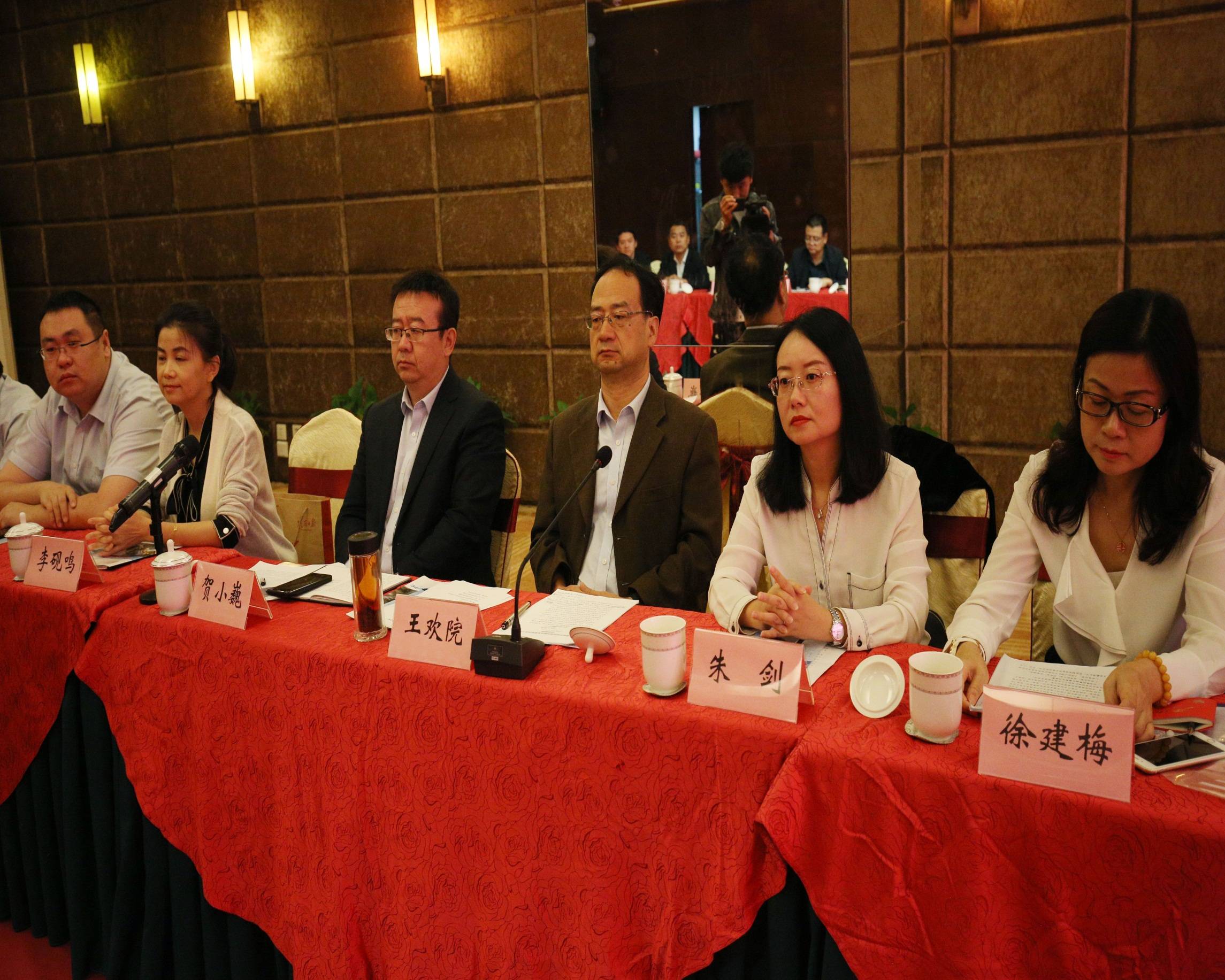 【Bsports必一体育】
陕西日报融媒体中心授牌仪式暨全市加速媒体融合生长座谈会在富平县召开(图3)