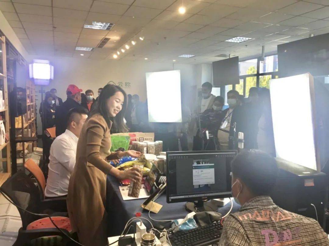 新疆和田县 有钱的领导去国家新媒体产业基地开展野外培训活动【b体育】(图5)